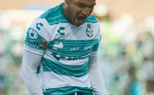 Eduardo Aguirre, blindado por Santos Laguna (Imago 7)