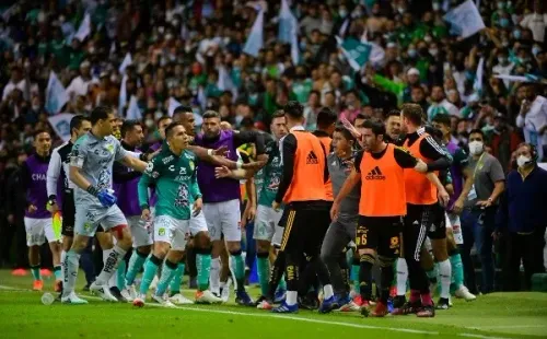 Conato de bronca entre jugadores de León y Tigres (Imago 7)