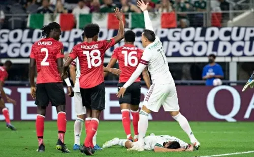 Chucky Lozano, en el suelo tras el tremendo choque con el arquero de Trinidad y Tobago (Imago 7)