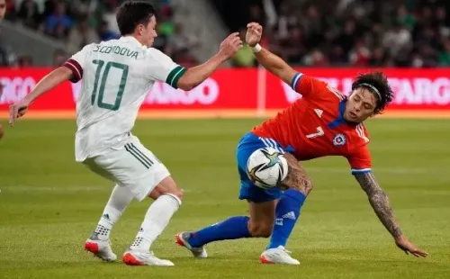 Joaquín Montecinos jugando contra la Selección Mexicana (Getty Images)