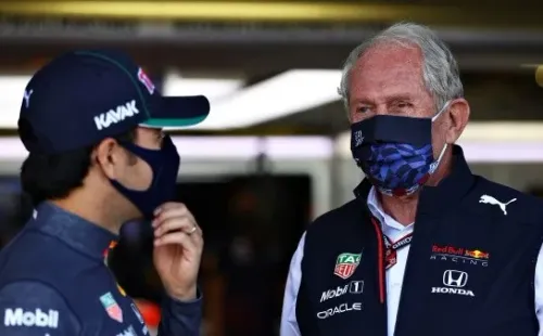 Checo Pérez escucha a Helmut Marko (Getty Images)