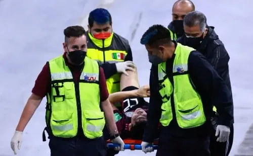 Retiran a Chucky Lozano en camilla del Azteca (Getty Images)