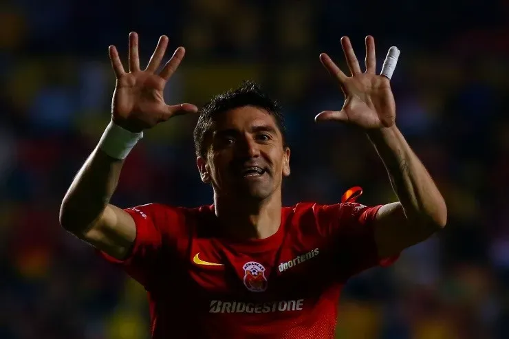 Héctor Mancilla con la camiseta de Toluca.