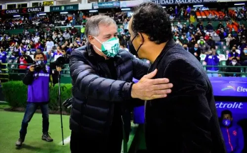 Ariel Holan saluda a Juan Reynoso (Imago 7)