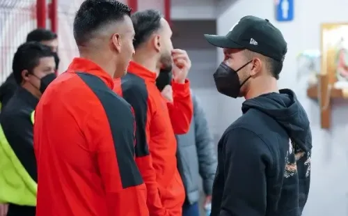 Leo acompañó al plantel desde afuera vs. Tijuana (Imago 7)