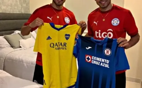Ángel y Óscar Romero intercambiando playeras