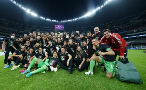 El plantel de la Selección Mexicana celebrando el boleto a Qatar (Imago 7)