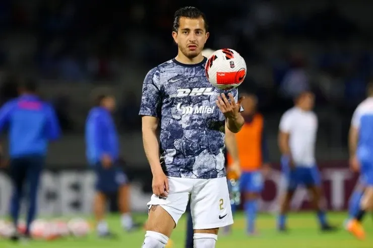 Alan Mozo, seguido por Chivas