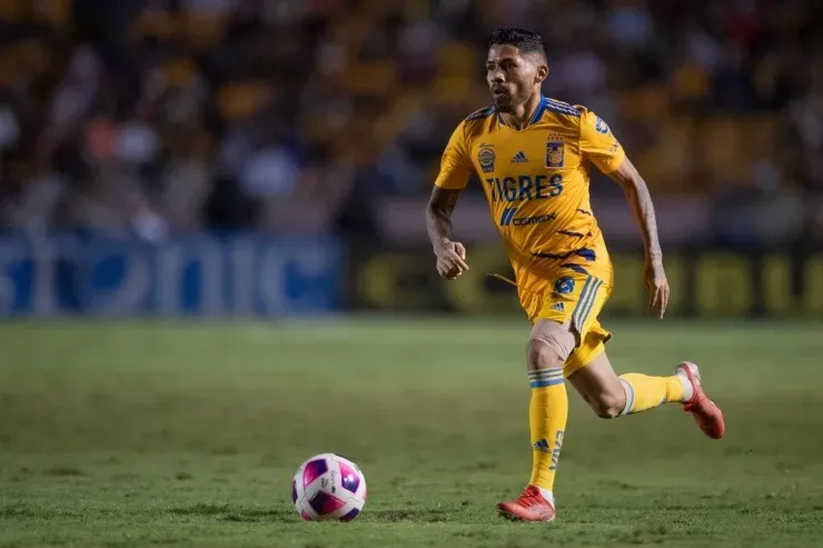 Javier Aquino sigue en Tigres UANL