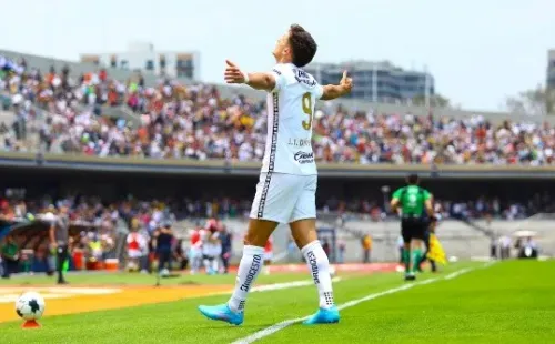 Ciudad de Mexico, 1 de mayo de 2022. Juan Ignacio Dinenno en festejo de gol, durante el partido de la jornada 17 del torneo Grita Mexico Clausura 2022 de la Liga BBVA MX, entre los Pumas de la UNAM y los Tuzos del Pachuca, celebrado en el estadio Olímpico Universitario. Foto: Imago7/Alejandra Suárez