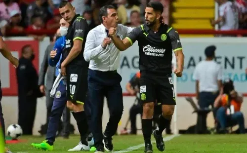 Aguascalientes, Aguascalientes, 29 de abril de 2022. Ricardo Cadena director tecnico y Miguel Ponce en festejo de gol, durante el partido de la jornada 17 del torneo Grita Mexico Clausura 2022 de la Liga BBVA MX, entre los Rayos del Necaxa y las Chivas Rayadas del Guadalajara, celebrado en el estadio Victoria. Foto: Imago7/Sebastian Laureano Miranda