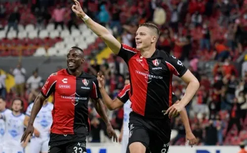 Guadalajara, Jalisco, 4 de noviembre de 2021. Julio Furch en festejo de gol, durante el partido de la jornada 17 del torneo Grita Mexico Apertura 2021 de la Liga BBVA MX, entre Rojinegros del Atlas y Gallos Blancos de Queretaro , celebrado en el estadio Jalisco. Foto: Imago7/Sandra Bautista