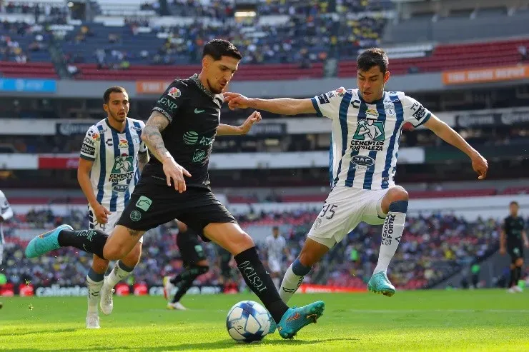 Ciudad de Mexico, 20 de febrero de 2022. Diego Valdes y Daniel Aceves, durante el partido de la jornada 6 del torneo Grita Mexico Clausura 2022 de la Liga BBVA MX, entre las Águilas del America y los Tuzos del Pachuca, celebrado en el estadio Azteca. Foto: Imago7/Alejandra Suárez