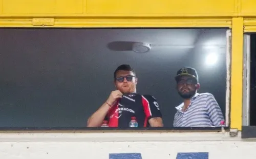 Canelo Álvarez con la playera de Atlas