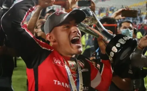 Aldo Rocha con el trofeo del Clausura 2022 de Liga MX (Imago 7)