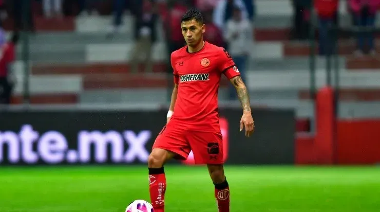 TOLUCA, MEXICO - OCTUBRE 20: Claudio Andres Baeza del Toluca controla el balon durante el juego de la jornada 14 del Torneo GRITA MEXICO Apertura 2021 de la Liga BBVA MX en el Estadio Nemesio Diez el 20 de octubre de 2021 en Toluca, Mexico. (Foto: Jaime Lopez/JAM MEDIA)