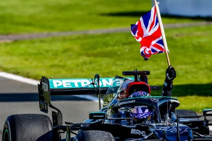 Hamilton ganó Silverstone en 2021, tras una polémica con Verstappen en la primera vuelta. Créditos: Getty Images