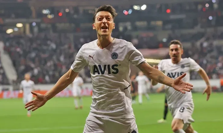 MesutÖzil con Fenerbahce | Getty
