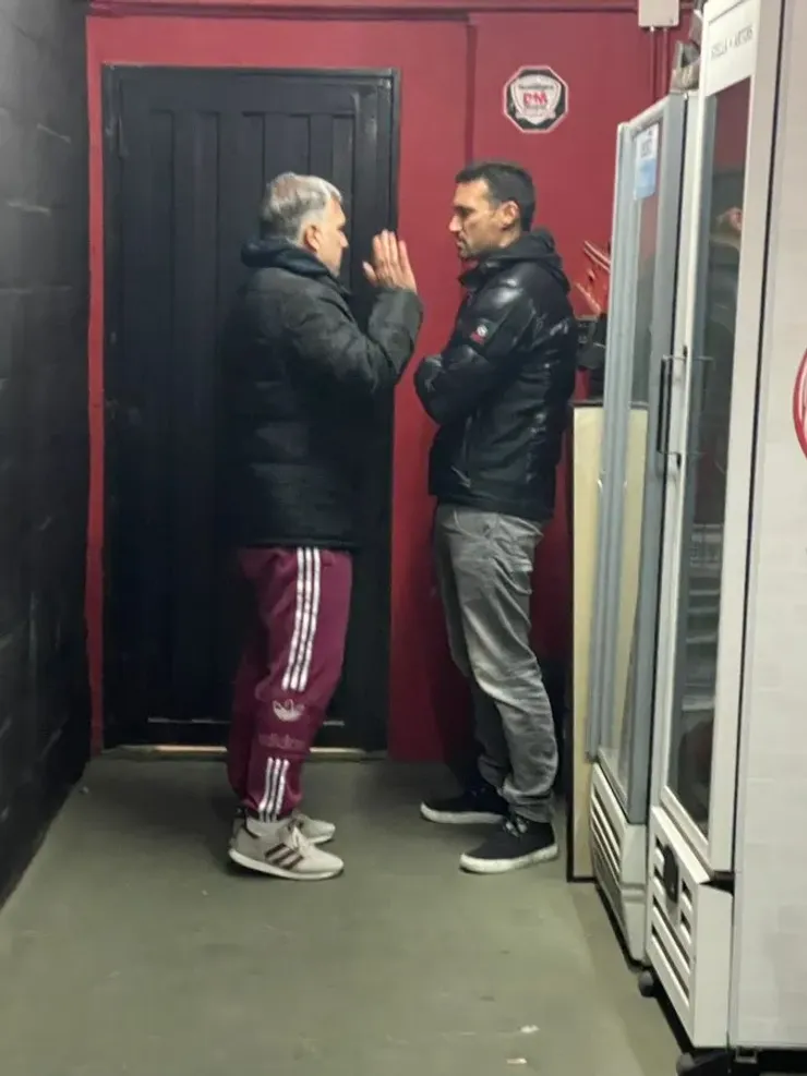 Martino junto a Scaloni en el estadio de Newell’s. Créditos: @RobyMartinez