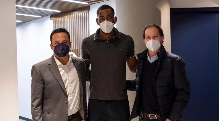 Carneiro firmó con Cruz Azul. (Twitter @CruzAzul)