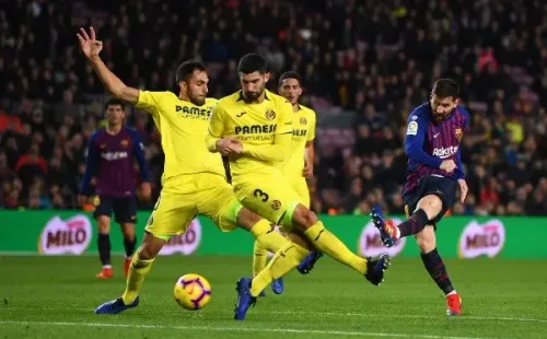 Álvaro González, tratando de detener a Lionel Messi (Getty Images)