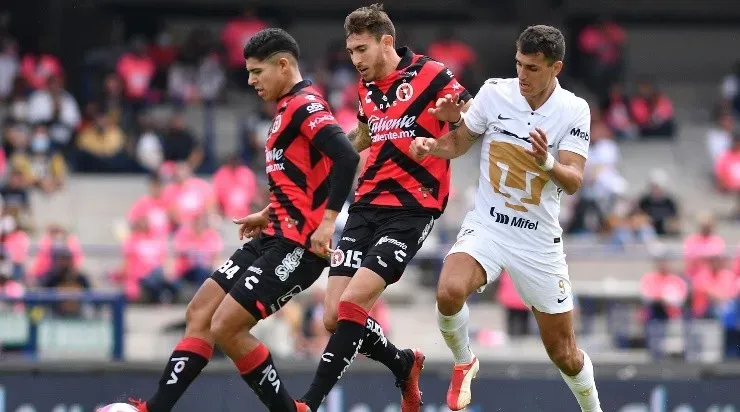 Ciudad de Mexico, 24 de octubre de 2021. Víctor Guzmán y Yonatthan Rak y Juan Ignacio Dinenno , durante el partido de la jornada 15 del torneo Grita Mexico Apertura 2021 de la Liga BBVA MX, entre Pumas de la UNAM y Xolos de Tijuana celebrado en el estadio Olímpico Universitario Foto: Imago7/Alejandra Suárez