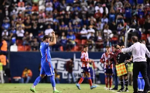 Así se retiró lesionado Santi Giménez. (Foto: Imago 7)