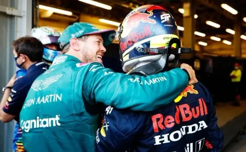 Sebastian Vettel, compartiendo un lindo momento con Sergio Pérez (Getty Images)