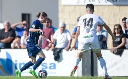 Marcelo Flores en su debut con Real Oviedo (Foto: Twitter Real Oviedo)