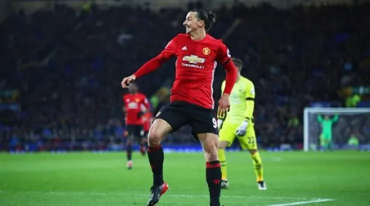 LIVERPOOL, ENGLAND - DECEMBER 04: Zlatan Ibrahimovic of Manchester United looks on as he beats Maarten Stekelenburg of Everton (22) as he scores their first goal during the Premier League match between Everton and Manchester United at Goodison Park on December 4, 2016 in Liverpool, England. (Photo by Clive Brunskill/Getty Images)