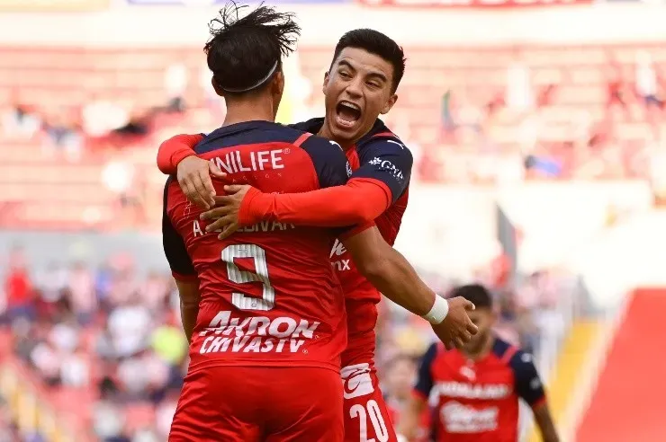 Aguascalientes, Aguascalientes, 19 de agosto de 2022. Ángel Zaldivar y Fernando Beltrán en festejo de gol, durante el partido de la jornada 10 del torneo Apertura 2022 de la Liga BBVA MX, entre los Rayos del Necaxa y las Chivas Rayadas del Guadalajara, celebrado en el estadio Victoria. Foto: Imago7/Sebastian Laureano Miranda