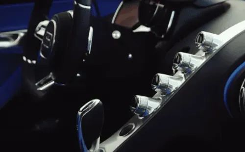 En el interior, este auto deportivo destaca por un diseño minimalista, pero con terminaciones de lujo. (Foto: Captura Youtube Carfection)