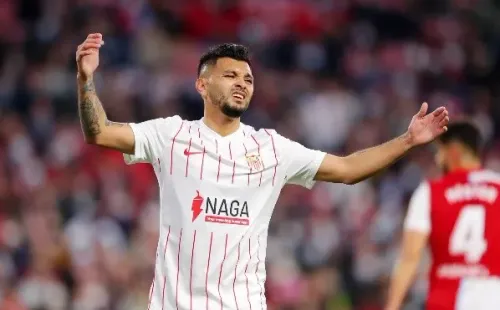 Tecatito Corona, baja por lesión en Sevilla (Foto: Getty Images)