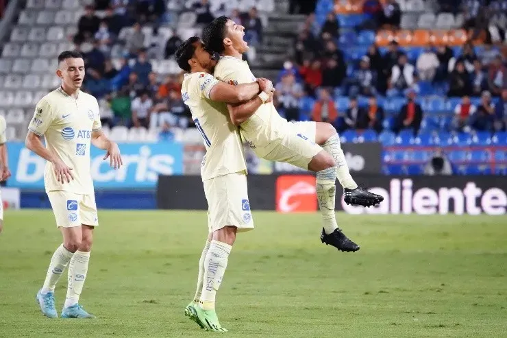 Henry Martín en festejo junto a Zendejas. Créditos: Imago7