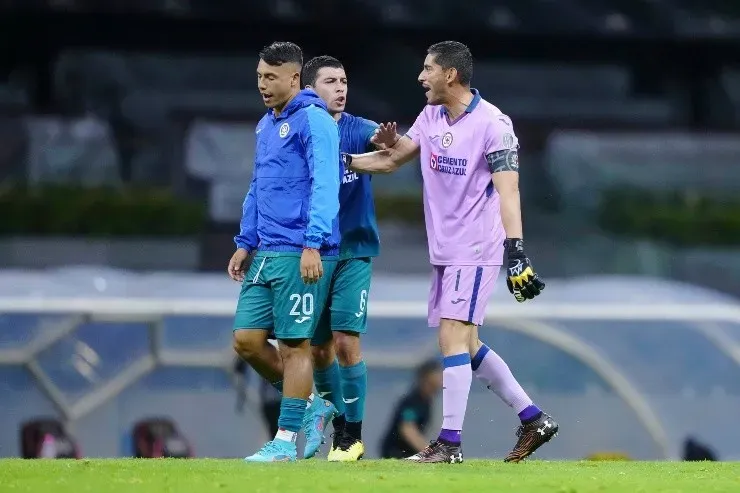 Los compañeros debieron separar a Corona y Morales. Créditos: Imago7