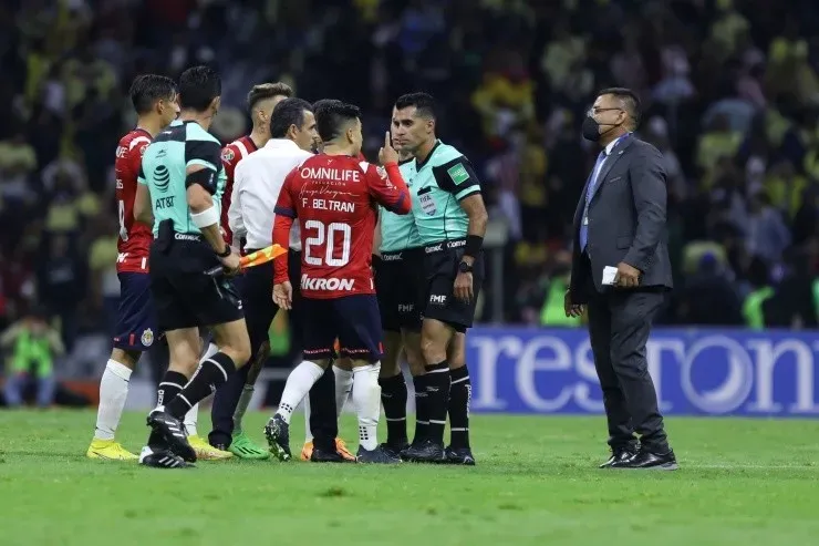 Beltrán se fue expulsado al término del Clásico Nacional. Créditos: Imago7