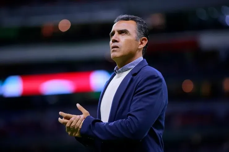 CIUDAD DE MEXICO, MEXICO - OCTUBRE 1: Ricardo Cadena, Director Tecnico del Chivas durante el juego de la jornada 17 del Torneo Apertura 2022 de la Liga BBVA MX en el Estadio Azteca el 1 de Octubre de 2022 en Ciudad de Mexico, Mexico. (Foto: Mauricio Salas/JAM MEDIA)
