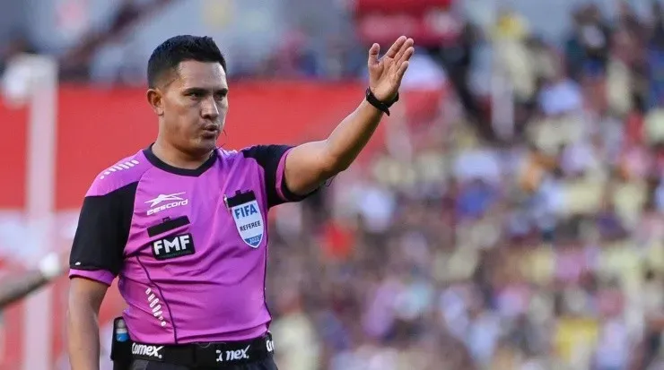 Fernando Guerrero, a dirigir Cruz Azul – León. (Imago 7)