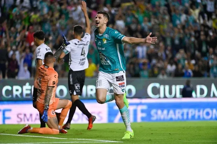 León, Guanajuato, 2 de octubre de 2022. Lucas Di Yorio en festejo de gol, durante el partido de la jornada 17 del torneo Apertura 2022 de la Liga BBVA MX, entre los Esmeraldas del León y los Xolos de Tijuana, celebrado en el estadio León. Foto: Imago7/ Sebastian Laureano Miranda