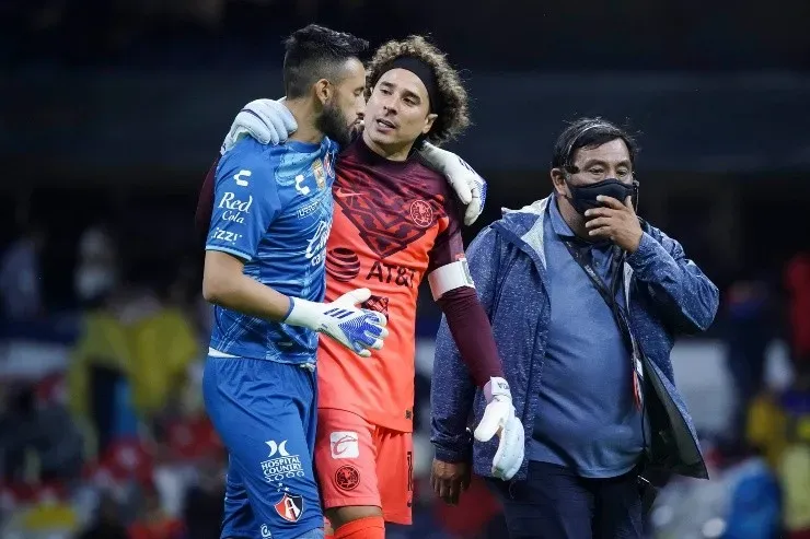 Ciudad de Mexico, 2 de julio de 2022. Camilo Vargas y Guillermo Ochoa, durante el partido de la jornada 1 del torneo Apertura 2022 de la Liga BBVA MX, entre las Águilas del America y los Rojinegros del Atlas, celebrado en el estadio Azteca. Foto: Imago7/ Rafael Vadillo