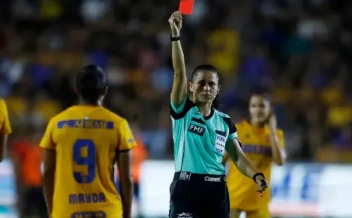 Stephany Mayor fue expulsada en la semifinal de ida entre Tigres y Rayadas (Foto: Imago7)
