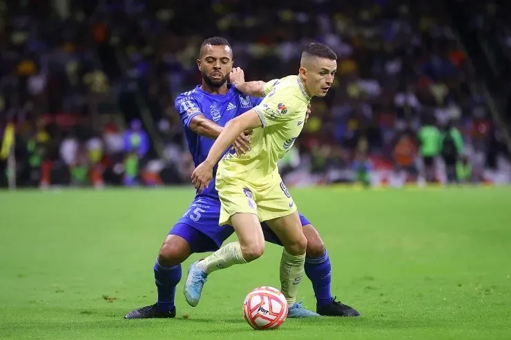 Ciudad de Mexico, 3 de septiembre de 2022. Rafael Carioca y Álvaro Fidalgo, durante el partido de la jornada 12 del Torneo Apertura 2022 de la Liga BBVA MX, entre las Águilas del America y los Tigres de la UANL, celebrado en el estadio Azteca. Foto: Imago7/ Eloisa Sánchez