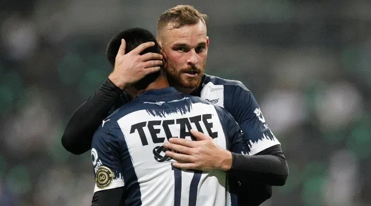 MONTERREY, MEXICO - ABRIL 15: Jesus Gallardo del Monterrey en festejo con Vincent Janssen despues de anotar el tercer gol de su equipo durante el juego de vuelta de los octavos de final de la Liga de Campeones de CONCACAF 2021, en el Estadio BBVA el 15 de Abril de 2021 en Monterrey, Mexico. (Foto: Alfredo Lopez/JAM MEDIA)