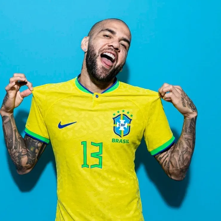 Dani Alves posó para las fotos oficiales de FIFA. (Getty Images)