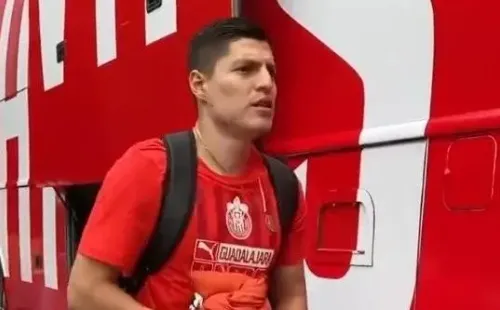 Ronaldo Cisneros subiendo al bus rumbo a la pretemporada (@Chivas)