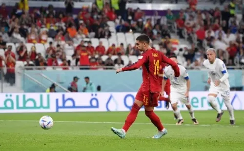 Ferrán Torres, de penal a los 31 del primer tiempo, para el 3-0 (Getty Images)