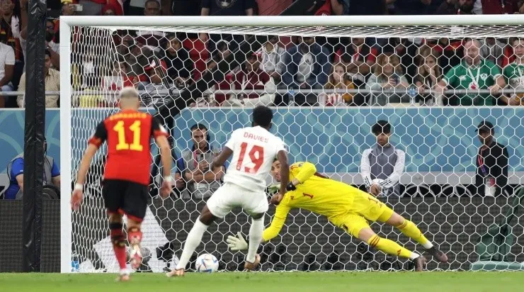 Aplhonso Davies falla el penal contra Courtois, de gran atajada. (Getty Images)