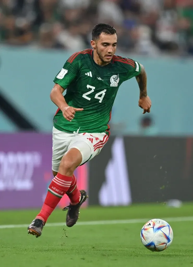 Si los delanteros empujan, los volantes tendrán más espacio. (Getty Images)