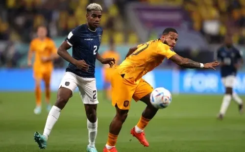 Félix Torres en la disputa del balón con Memphis Depay.