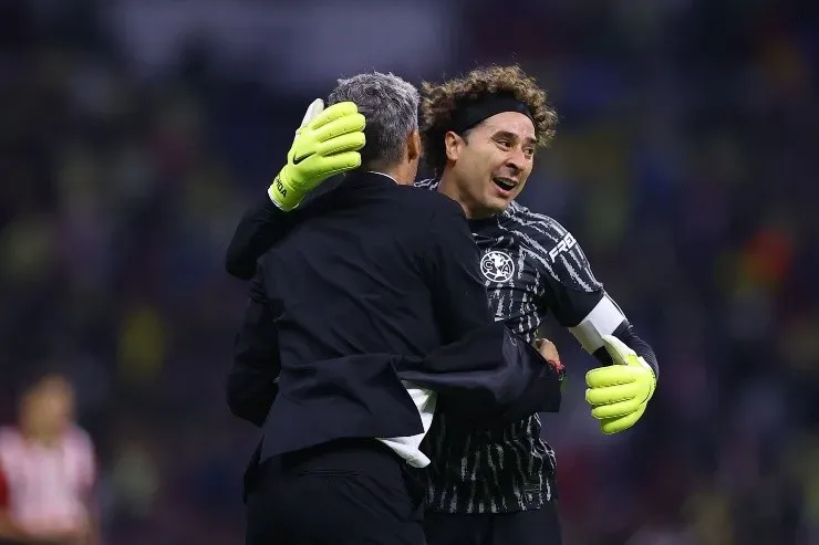 Ochoa en saludo con Tano Ortiz. (Imago7)